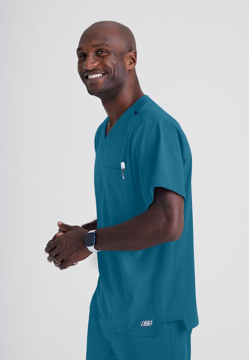 SKECHERS MALE STRUCTURE V-NECK TOP | Bahama